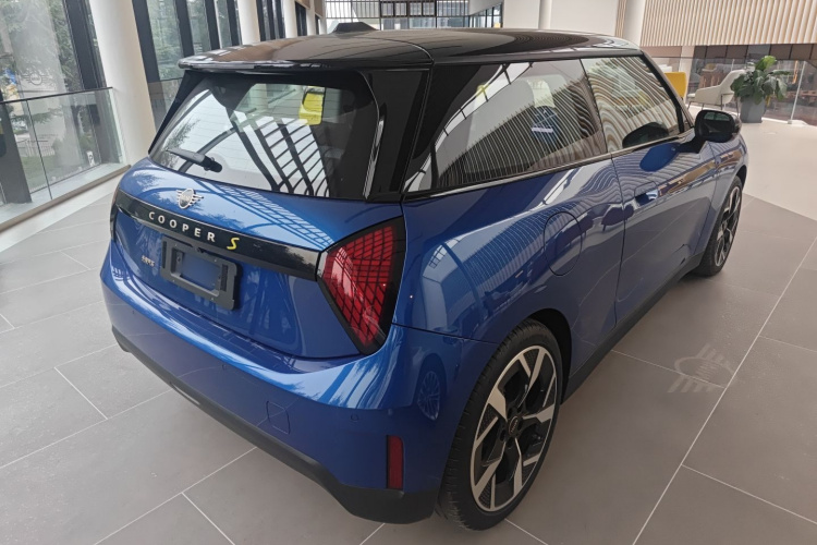 电动MINI COOPER 2024款 452km COOPER SE 艺术家车身外观6005
