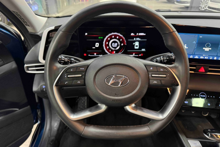 现代 伊兰特 2021款 1.5L CVT LUX尊贵版中控内饰7003