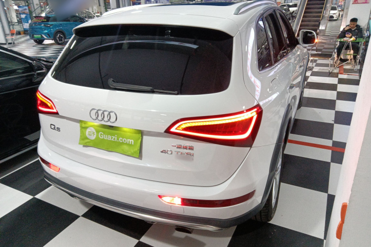 奥迪Q5 2018款 典藏版 40 TFSI 技术型车身外观7