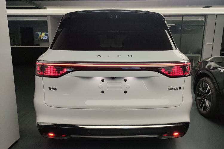 鸿蒙智行 问界M8 2025款 纯电 Max+ 六座四驱版车身外观6