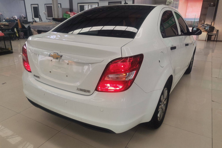 雪佛兰 爱唯欧 2014款 三厢 1.4SL MT 舒适版车身外观7