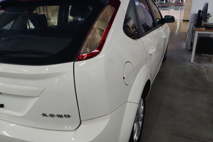 福特 福克斯 2013款 两厢经典 1.8L 手动百万纪念版车身外观9