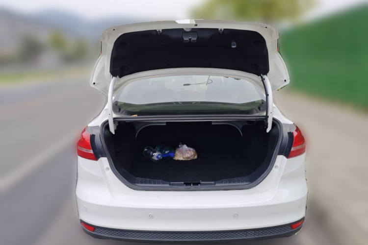 福特 福克斯 2015款 三厢 1.6L 手动风尚型中控内饰23