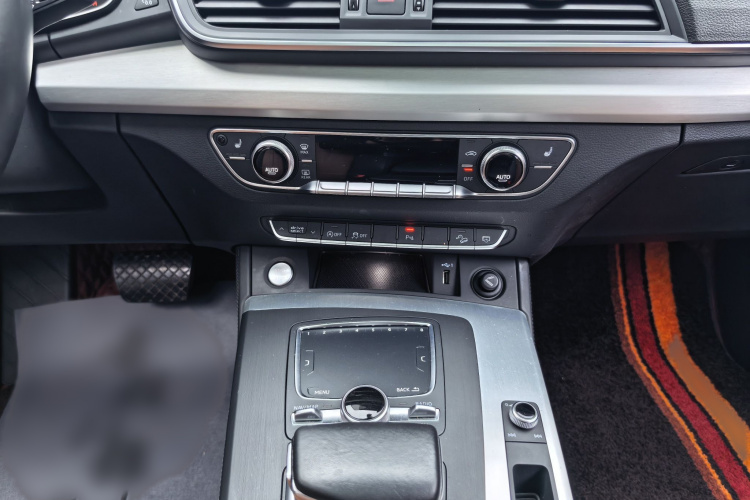 奥迪Q5L 2020款 改款 40 TFSI 荣享时尚型中控内饰7006