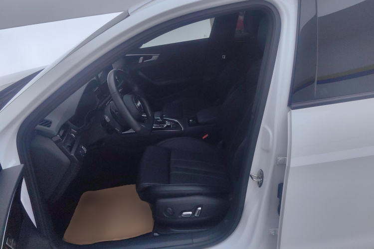 奥迪A4L 2024款 40 TFSI 豪华动感型中控内饰19