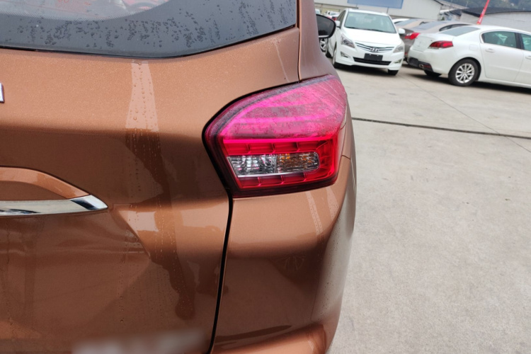 北京汽车 绅宝X35 2016款 1.5L 自动豪华版车身外观9