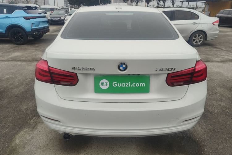 宝马3系 2016款 320i 时尚型车身外观6