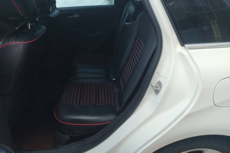 奔驰B级 2017款 B 200 动感型中控内饰21