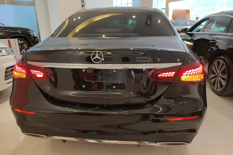 奔驰E级 2022款 改款二 E 260 L 运动型车身外观6