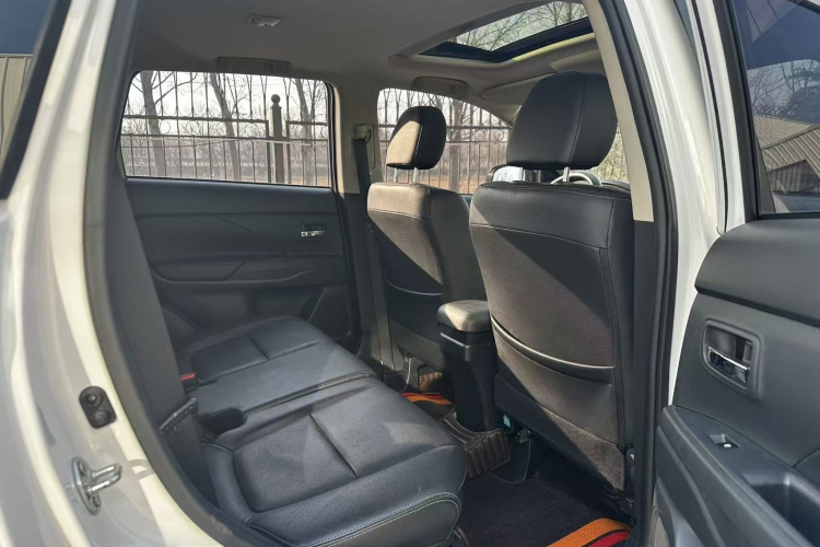 三菱 欧蓝德 2016款 2.4L 四驱精英版 5座车身外观6007