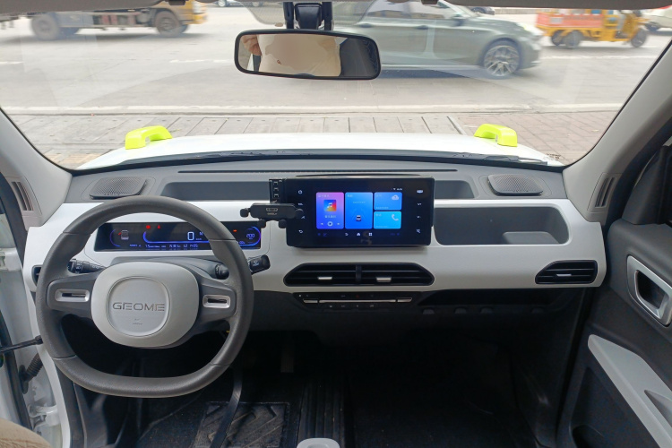 吉利银河 2024款 200km 熊猫骑士中控内饰12