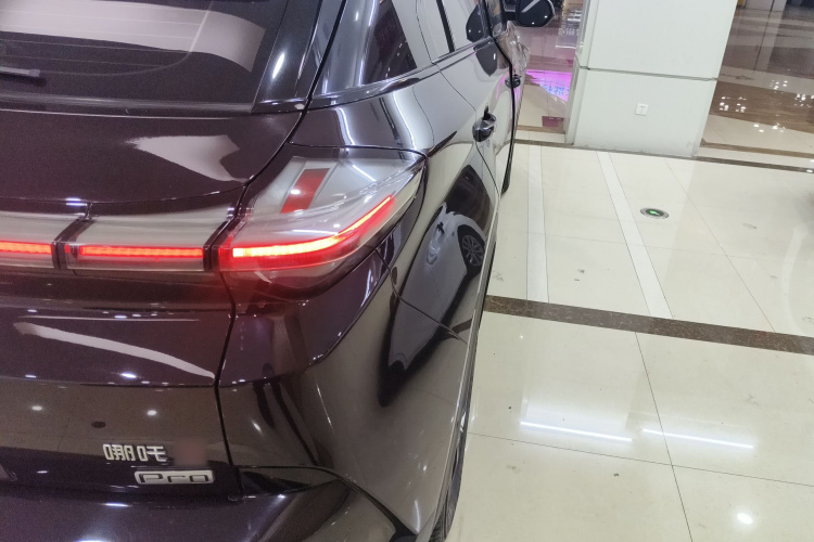 哪吒汽车 哪吒U 2021款 Pro 500 环球版车身外观9