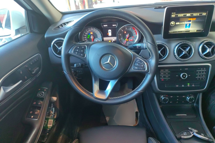 奔驰GLA 2016款 GLA 200 动感型中控内饰13