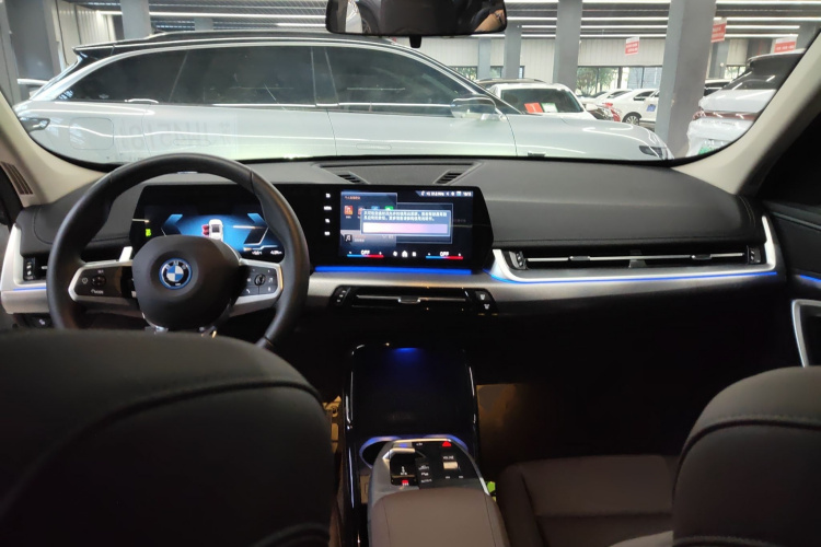 宝马iX1 2023款 eDrive25L M运动套装中控内饰7002