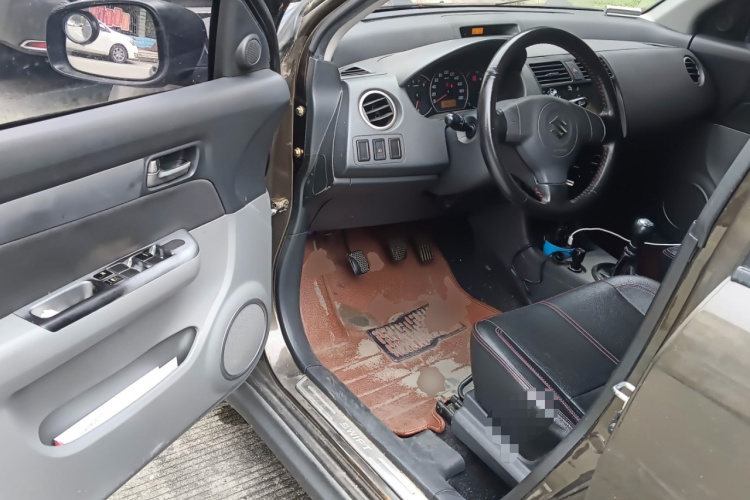 铃木 雨燕 2013款 1.5L 手动20周年限量版中控内饰20