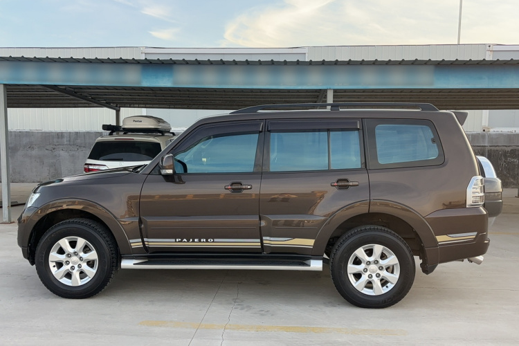 三菱 帕杰罗(进口) 2018款 3.0L 自动舒适版车身外观6006