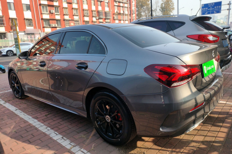 奔驰A级 2020款 改款 A 200 L 运动轿车时尚型车身外观4