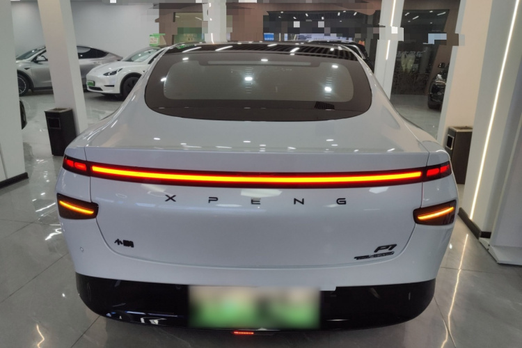 小鹏P7 2022款 625E车身外观6