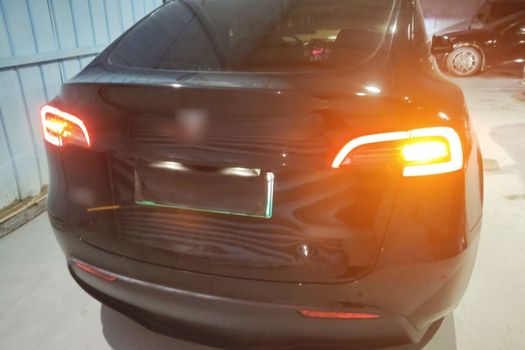 特斯拉 Model Y 2021款 长续航全轮驱动版车身外观6