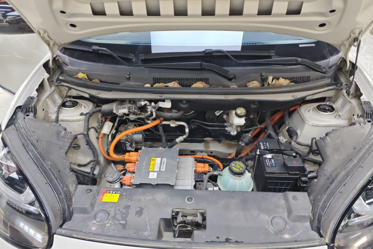 五菱汽车 五菱缤果 2023款 333km 灵犀互联+款机舱底盘24