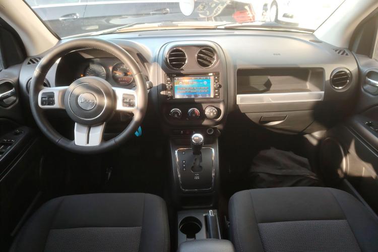 Jeep 指南者(进口) 2015款 2.0L 两驱运动版中控内饰7002