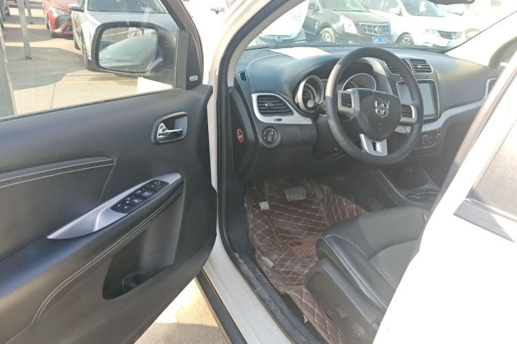 道奇 酷威 2013款 2.4L 两驱尊尚版中控内饰20