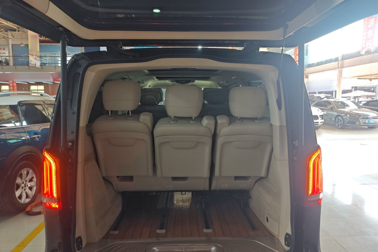 奔驰V级 2018款 V 260 L 尊贵加长版 国VI机舱底盘23
