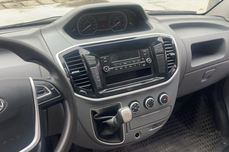 上汽大通MAXUS 新途V80 2021款 2.0T 手动经典城配王短轴超低顶3座中控内饰7003