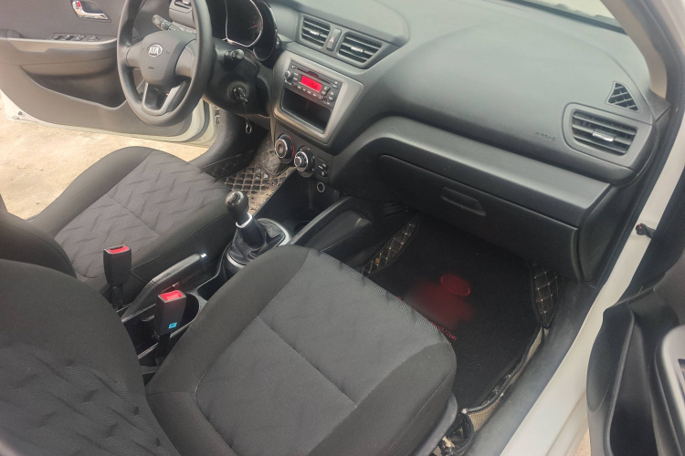 起亚K2 2012款 三厢 1.4L MT GLS纪念版中控内饰7003