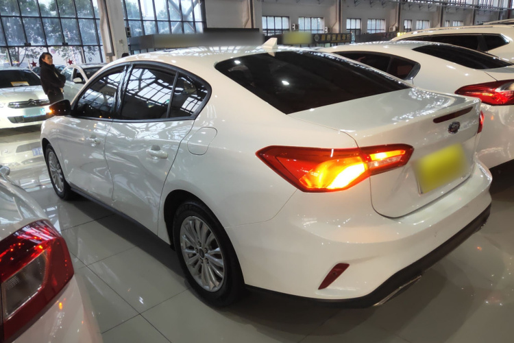 福特 福克斯 2021款 三厢 1.5L 自动锋跃型车身外观4