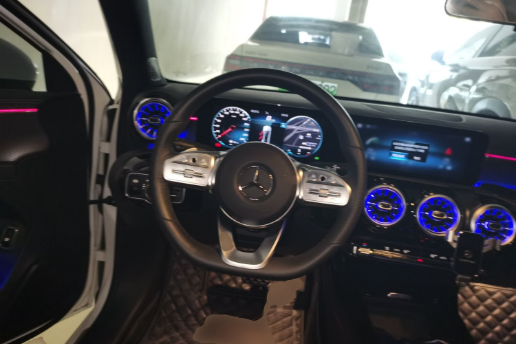 奔驰A级 2022款 改款 A 200 L 运动轿车时尚型中控内饰13