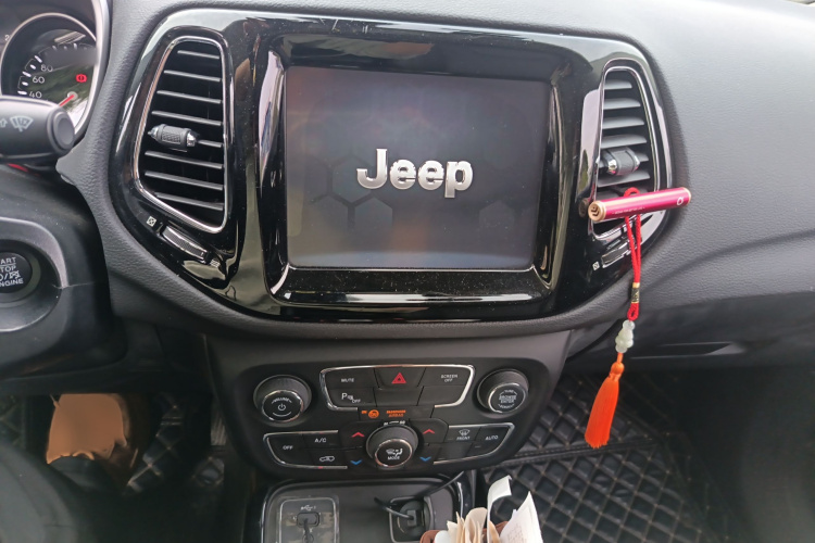 Jeep 指南者 2020款 220T 自动精英版局部细节16