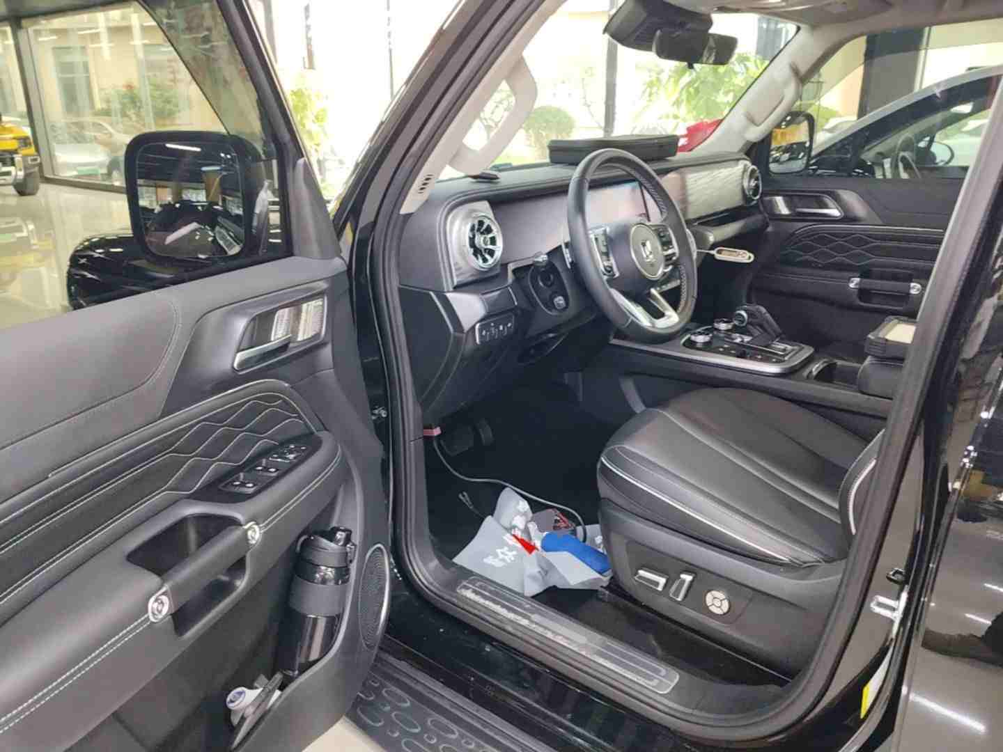 驾驶位内饰及方向盘实拍
