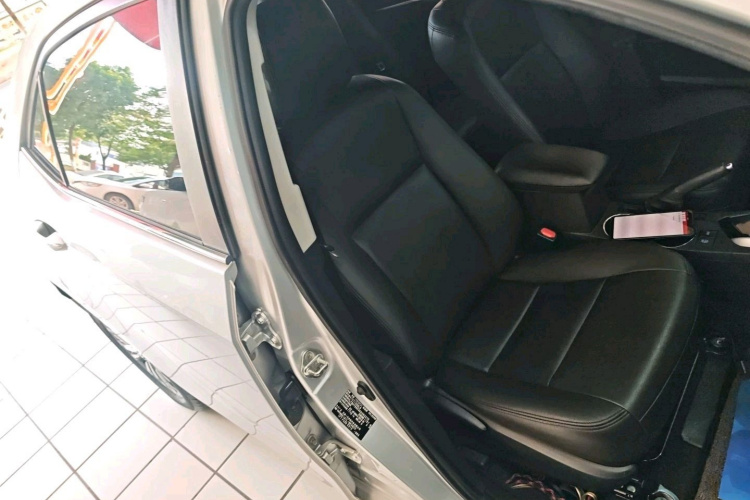 丰田 卡罗拉 2018款 1.2T S-CVT GL智享版中控内饰7010