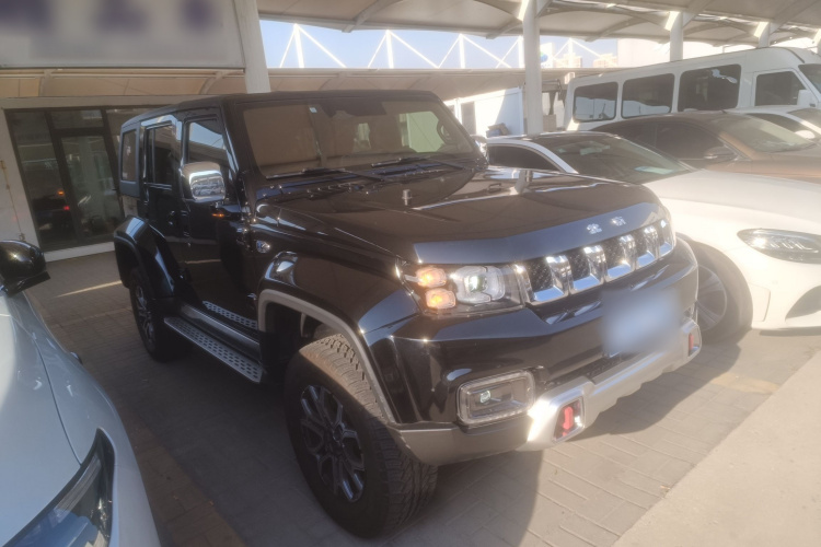 北京越野 北京BJ40 2023款 2.0T 自动四驱城市猎人版侠客型车身外观3