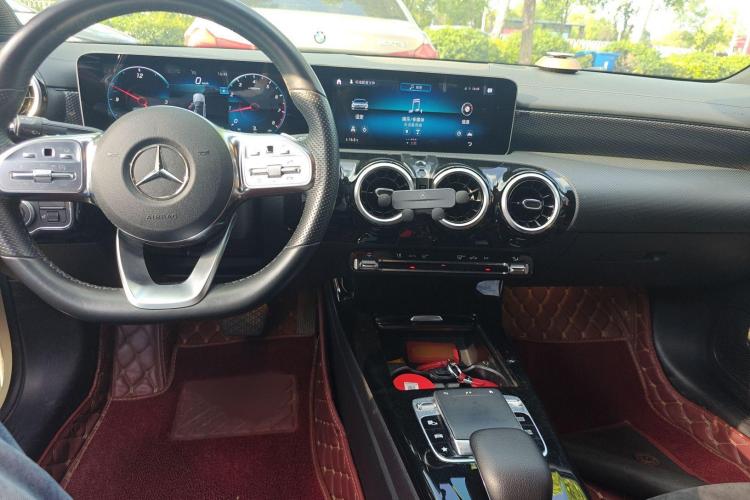 奔驰A级 2019款 A 200 L 运动轿车中控内饰7003