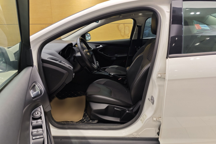 福特 福克斯 2017款 三厢 1.6L 自动风尚型智行版车身外观6008