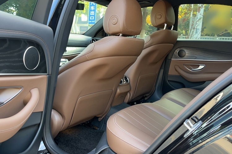 奔驰E级(进口) 2022款 E 260 时尚型运动版中控内饰7003