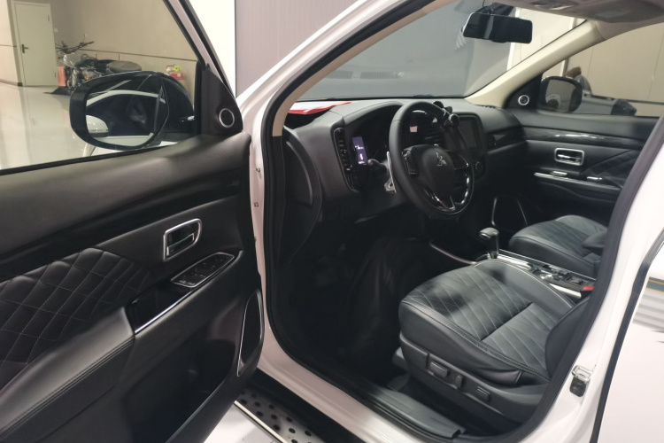 三菱 欧蓝德 2020款 2.4L 四驱致享版 5座中控内饰20