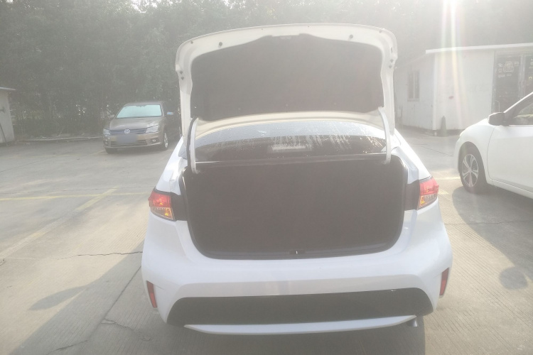 丰田 雷凌 2022款 185T CVT豪华版机舱底盘23