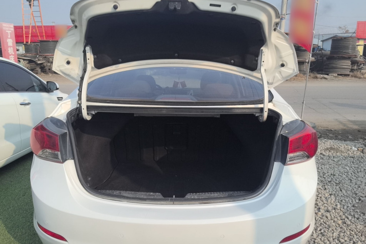 现代 朗动 2015款 1.6L 自动领先型机舱底盘23