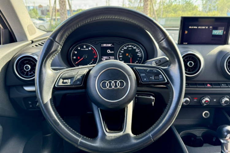 奥迪A3 2018款 30周年年型 Sportback 35 TFSI 进取型中控内饰7009