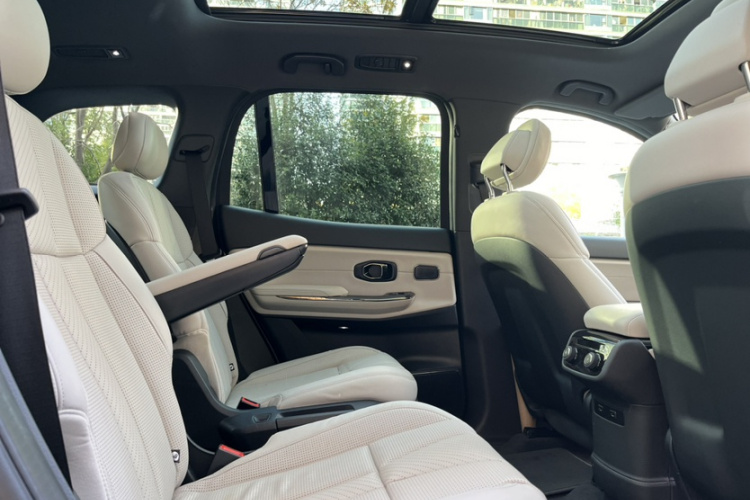 蔚来ES8 2020款 580KM 六座版中控内饰7012