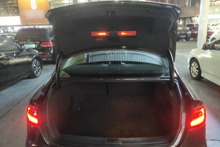 奥迪A4L 2015款 35 TFSI 自动标准型机舱底盘23