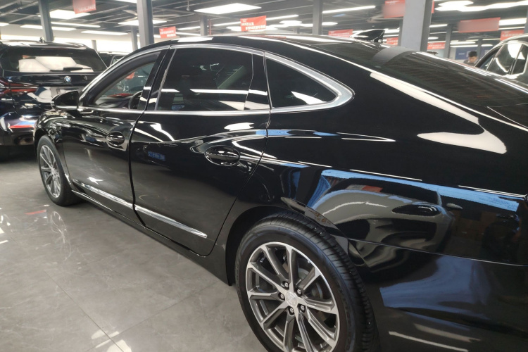 别克 君越 2022款 652T 豪华型车身外观4