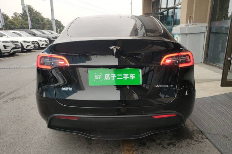 特斯拉 Model Y 2022款 长续航全轮驱动版车身外观6