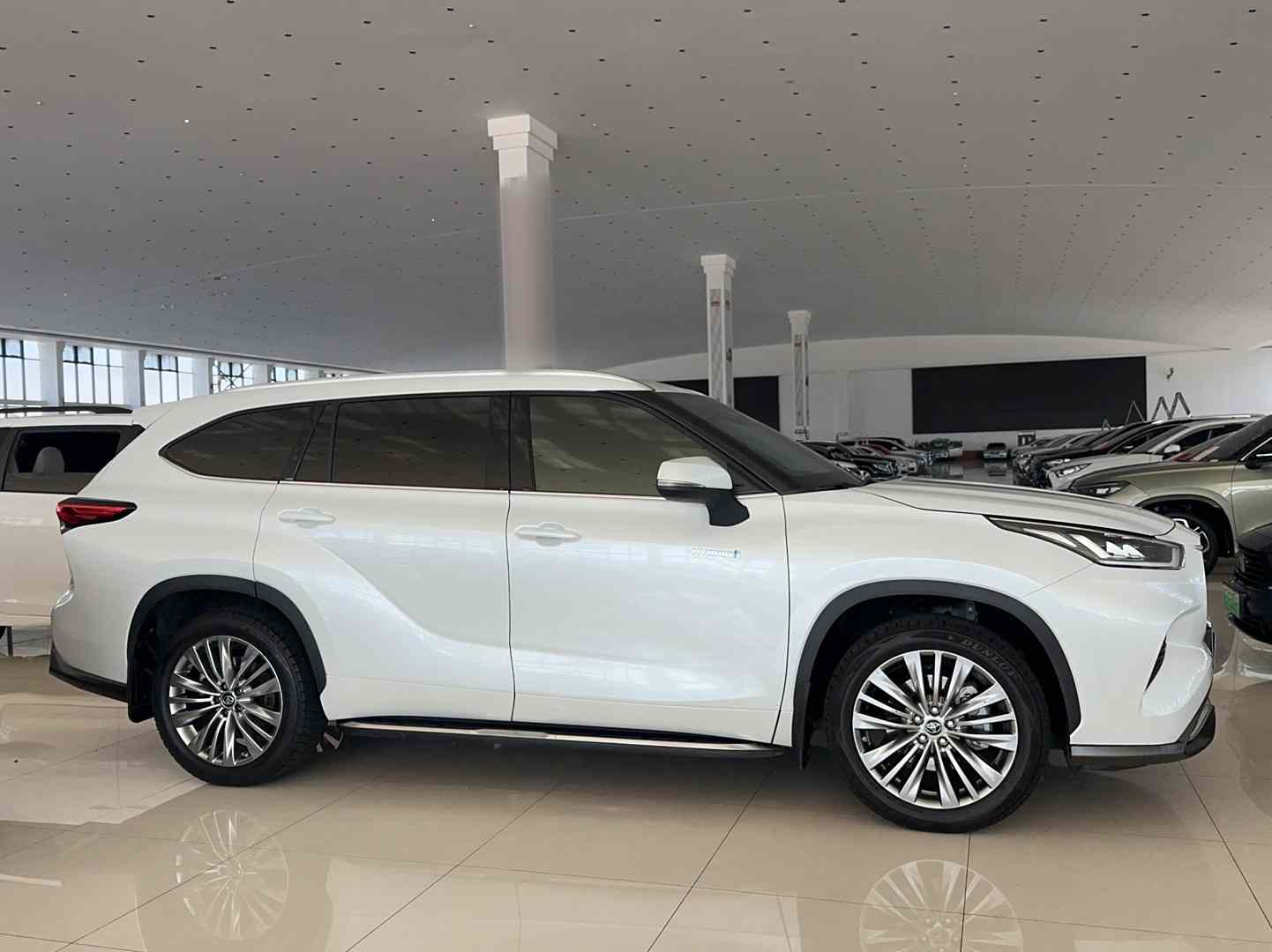 丰田 汉兰达 2023款 2.5L智能电混双擎四驱尊贵版 7座(4)