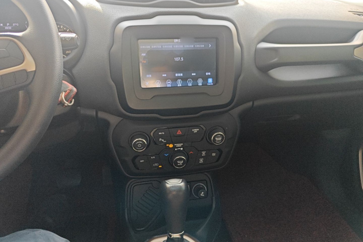 Jeep 自由侠 2018款 互联大屏版 180T 自动高能版局部细节16