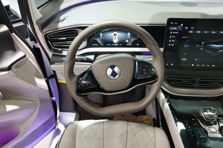 腾势D9 2022款 DM-i 970 四驱尊荣型中控内饰13