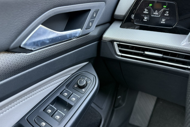 大众 高尔夫 2025款 改款二 300TSI R-Line中控内饰7001